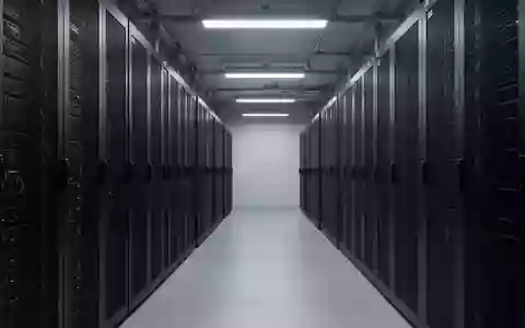 Ein minimalistischer, moderner Serverraum mit dunklen Rack-Reihen in einer ruhigen, professionellen Umgebung. - Foto: über boerse-global.de