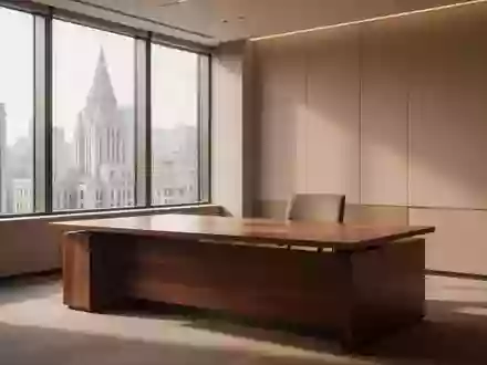 Ein minimalistisches, helles Büro in einer Behörde mit einem leeren Schreibtisch und natürlichem Lichteinfall. - Foto: über boerse-global.de