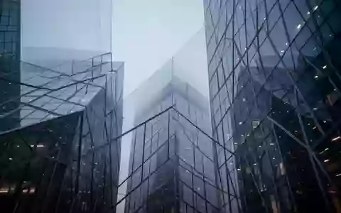 Moderne Glas- und Stahlfassade eines Bürogebäudes in der Dämmerung, die Ordnung und regulatorische Struktur symbolisiert. - Foto: über boerse-global.de