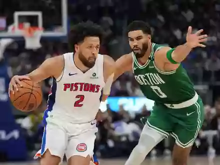 Cade Cunningham (l) führte die Pistons zu einem Comeback-Sieg gegen Boston. - Foto: Paul Sancya/AP/dpa