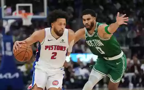 Cade Cunningham (l) führte die Pistons zu einem Comeback-Sieg gegen Boston. - Foto: Paul Sancya/AP/dpa