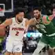 Cade Cunningham (l) führte die Pistons zu einem Comeback-Sieg gegen Boston. - Bild: Paul Sancya/AP/dpa