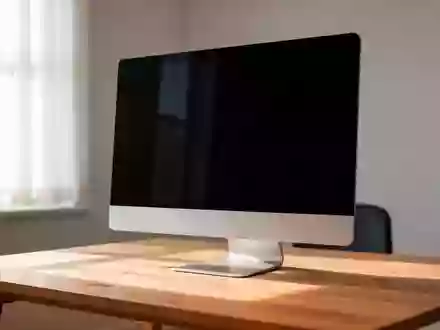 Ein minimalistischer Arbeitsbereich mit einem Schreibtisch aus Holz in natürlichem Licht. - Foto: über boerse-global.de