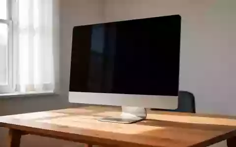 Ein minimalistischer Arbeitsbereich mit einem Schreibtisch aus Holz in natürlichem Licht. - Foto: über boerse-global.de