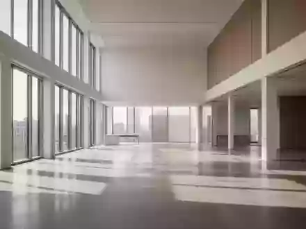 Modernes, minimalistisches Büro-Interieur mit hohen Decken und großen Fenstern in einer hellen, offenen Architektur. - Foto: über boerse-global.de