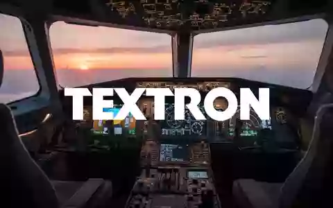 Modernes Flugzeugcockpit mit leuchtenden Navigationsanzeigen in der Abenddämmerung. - Foto: über boerse-global.de