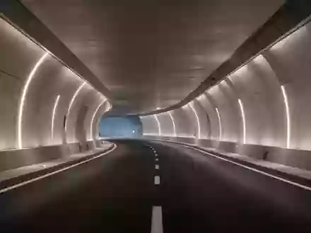 Eine leere, modern beleuchtete Straßentunnel-Architektur bei Tag. - Foto: über boerse-global.de