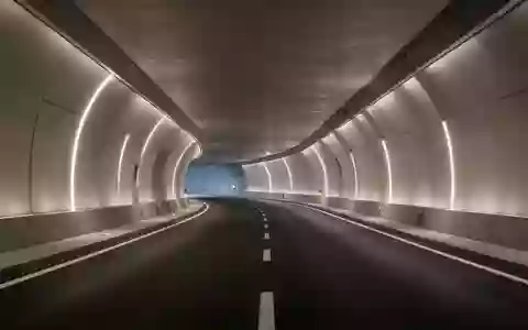 Eine leere, modern beleuchtete Straßentunnel-Architektur bei Tag. - Foto: über boerse-global.de