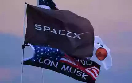 SpaceX und Tesla prüfen einen Zusammenschluss. (Archivbild) - Foto: Eric Gay/AP/dpa