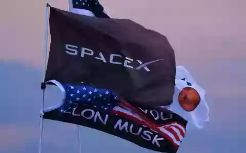 SpaceX und Tesla prüfen einen Zusammenschluss. (Archivbild) - Foto: Eric Gay/AP/dpa