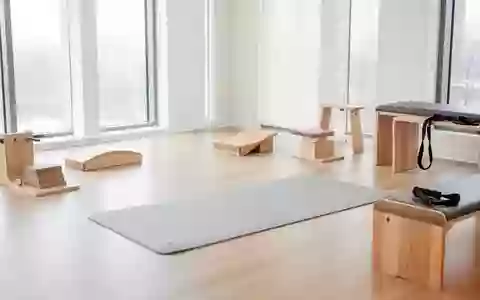 Ein heller, moderner Physiotherapieraum mit einer leeren Trainingsmatte und minimalistischen Sportgeräten bei Tageslicht. - Foto: über boerse-global.de