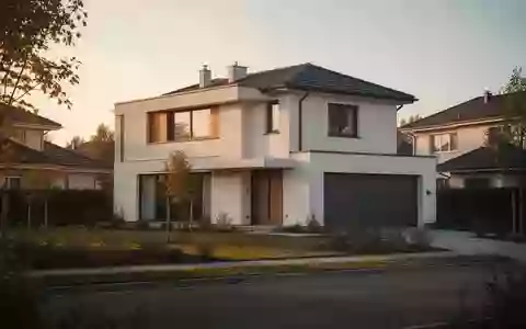 Ein Einfamilienhaus in einer ruhigen Wohngegend bei goldenem Licht. - Foto: über boerse-global.de