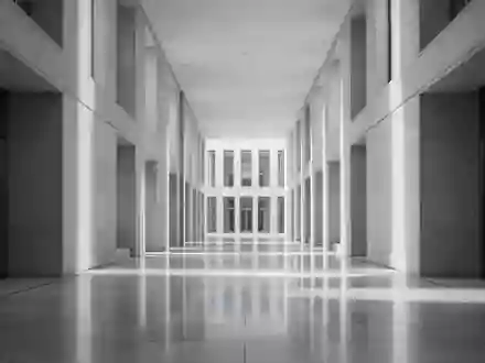 Ein leerer, minimalistischer Flur in einem modernen Verwaltungsgebäude mit klaren Linien und natürlichem Licht. - Foto: über boerse-global.de