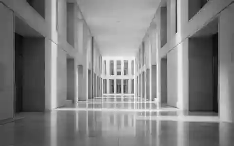 Ein leerer, minimalistischer Flur in einem modernen Verwaltungsgebäude mit klaren Linien und natürlichem Licht. - Foto: über boerse-global.de
