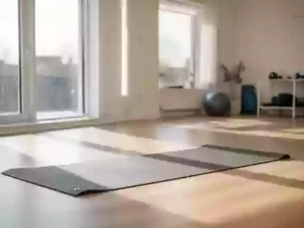 Ein heller, minimalistischer Physio-Raum mit einer Yoga-Matte auf dem Holzboden in einer ruhigen, sonnendurchfluteten Umgebung. - Foto: über boerse-global.de