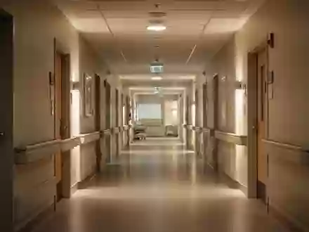 Ein heller, minimalistischer Krankenhausflur mit warmem Licht und klaren architektonischen Linien. - Foto: über boerse-global.de