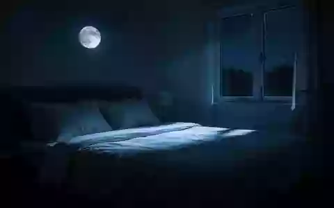 Ein minimalistisch eingerichtetes Schlafzimmer in der Nacht, in dem sanftes Mondlicht durch ein Fenster auf ein unberührtes Bett fällt. - Foto: über boerse-global.de