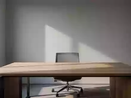 Ein aufgeräumter, minimalistischer Schreibtisch in einem hellen Büro mit natürlichem Lichteinfall. - Foto: über boerse-global.de