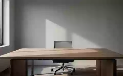 Ein aufgeräumter, minimalistischer Schreibtisch in einem hellen Büro mit natürlichem Lichteinfall. - Foto: über boerse-global.de