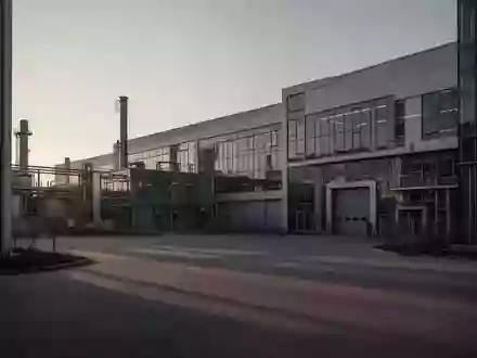 Industrielle Werksanlage bei Dämmerung mit moderner Architektur aus Stahl und Glas ohne erkennbare Personen oder Schilder. - Foto: über boerse-global.de