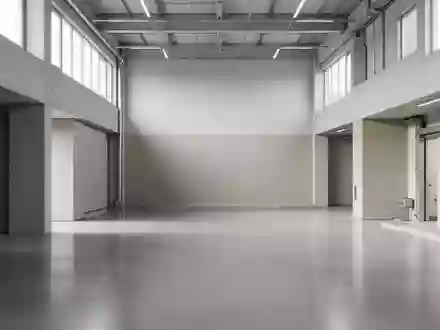 Ein minimalistisch gestalteter, heller und aufgeräumter Arbeitsraum mit neutralen Oberflächen und natürlichem Licht. - Foto: über boerse-global.de