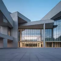 Ein modernes, minimalistisches Regierungsgebäude bei Dämmerung mit klaren architektonischen Linien und einer leeren Plaza. - Foto: über boerse-global.de