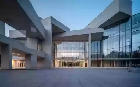Ein modernes, minimalistisches RegierungsgebĂ€ude bei DĂ€mmerung mit klaren architektonischen Linien und einer leeren Plaza. - Foto: ĂŒber boerse-global.de