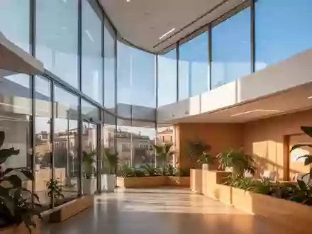 Modernes, helles Innenraumdesign einer öffentlichen Gesundheitseinrichtung mit Holzelementen und Pflanzen. - Foto: über boerse-global.de