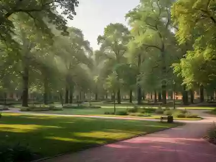 Ein üppiger, grüner Stadtpark in einem Wohngebiet mit Bäumen und Gehwegen bei natürlichem Morgenlicht. - Foto: über boerse-global.de