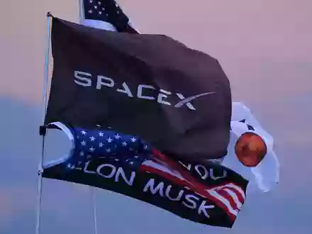 SpaceX und Tesla prüfen einen Zusammenschluss. (Archivbild) - Foto: Eric Gay/AP/dpa
