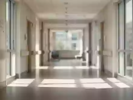 Ein heller, minimalistischer Krankenhausflur mit natürlichem Lichteinfall und klaren architektonischen Linien. - Foto: über boerse-global.de