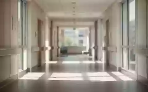 Ein heller, minimalistischer Krankenhausflur mit natĂĽrlichem Lichteinfall und klaren architektonischen Linien. - Foto: ĂĽber boerse-global.de