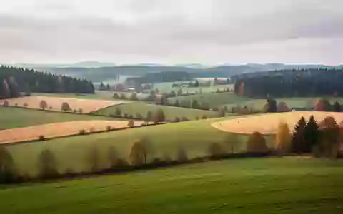 Landschaftsaufnahme mit sanften Hügeln und herbstlichen Feldern in Bayern bei diffusem Tageslicht - Foto: über boerse-global.de
