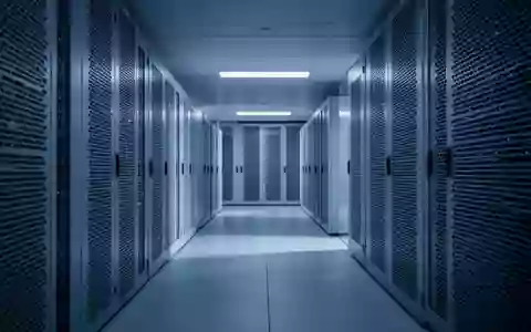 Ein minimalistischer, leerer Serverraum mit kühler Beleuchtung und metallischen Belüftungsgittern. - Foto: über boerse-global.de