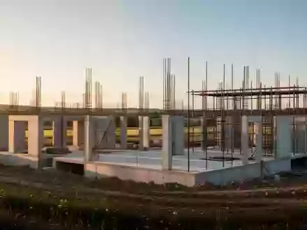 Rohbau eines modernen Architekturprojekts auf einer Baustelle bei Sonnenuntergang - Foto: über boerse-global.de
