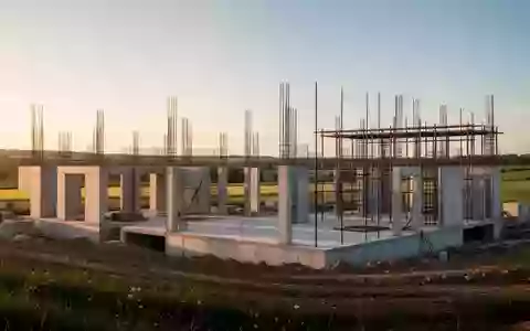 Rohbau eines modernen Architekturprojekts auf einer Baustelle bei Sonnenuntergang - Foto: über boerse-global.de