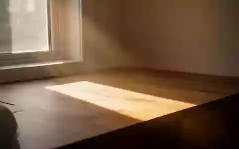 Ein heller Lichtstrahl fällt durch ein Fenster in einen minimalistisch gestalteten Raum und symbolisiert die Bedeutung von Sonnenlicht. - Foto: über boerse-global.de