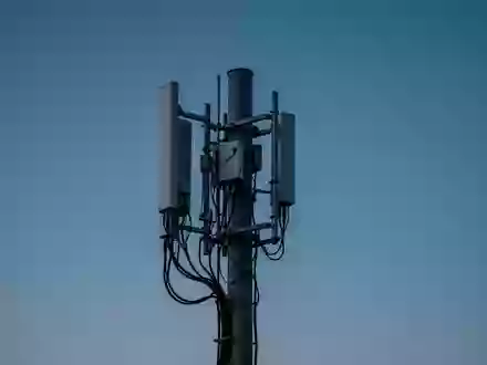 Symbolic image: mobile phone mast against a blue sky - Foto: über boerse-global.de