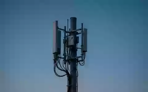 Symbolic image: mobile phone mast against a blue sky - Foto: über boerse-global.de