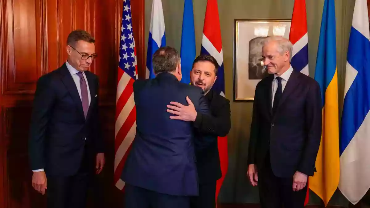 Zur Begrüßung umarmten sich Selenskyj und Witkoff in Oslo.  - Bild: Heiko Junge/Pool NTB/AP/dpa