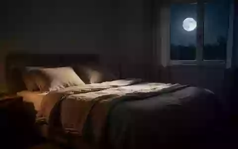 Ein minimalistisch eingerichtetes, nächtliches Schlafzimmer mit weicher Bettwäsche und sanftem Mondlicht. - Foto: über boerse-global.de