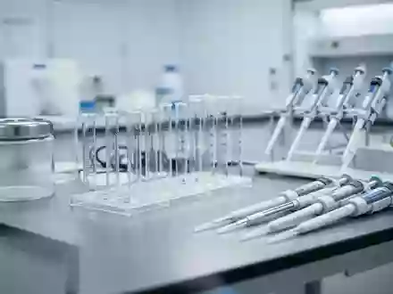 Laborausstattung mit Zentrifugenröhrchen und Pipetten in einer klinischen Umgebung. - Foto: über boerse-global.de