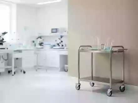 Ein steriler, heller medizinischer Untersuchungsraum mit klinischem Equipment in einer neutralen Umgebung. - Foto: über boerse-global.de