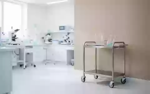 Ein steriler, heller medizinischer Untersuchungsraum mit klinischem Equipment in einer neutralen Umgebung. - Foto: über boerse-global.de
