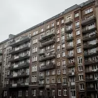 Fassade eines Berliner Wohnblocks an einem bewölkten Tag, die die hohe Dichte an Wohnraum verdeutlicht. - Foto: über boerse-global.de