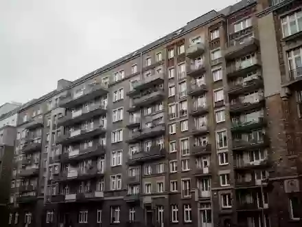 Fassade eines Berliner Wohnblocks an einem bewölkten Tag, die die hohe Dichte an Wohnraum verdeutlicht. - Foto: über boerse-global.de