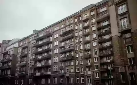 Fassade eines Berliner Wohnblocks an einem bewölkten Tag, die die hohe Dichte an Wohnraum verdeutlicht. - Foto: über boerse-global.de