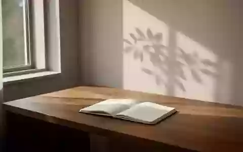 Ein minimalistischer, lichtdurchfluteter Arbeitsbereich mit einem leeren Notizbuch auf einem Holztisch. - Foto: über boerse-global.de