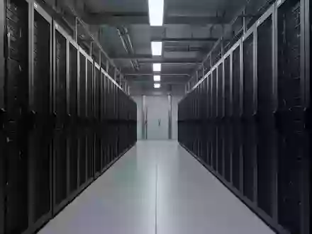 Reihen ungenutzter, dunkler Server-Racks in einem modernen Rechenzentrum. - Foto: über boerse-global.de