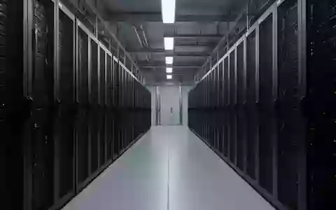 Reihen ungenutzter, dunkler Server-Racks in einem modernen Rechenzentrum. - Foto: über boerse-global.de